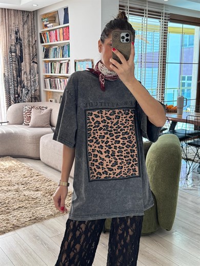 Leopar Baskılı Minik Delikli Oversize Tişört Antrasit 