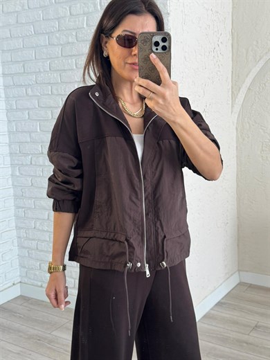 Paraşüt Kumaş Detaylı Lüx Kalite Üst Mont Astarlı Paça Yırtmaçlı Takım Kahve