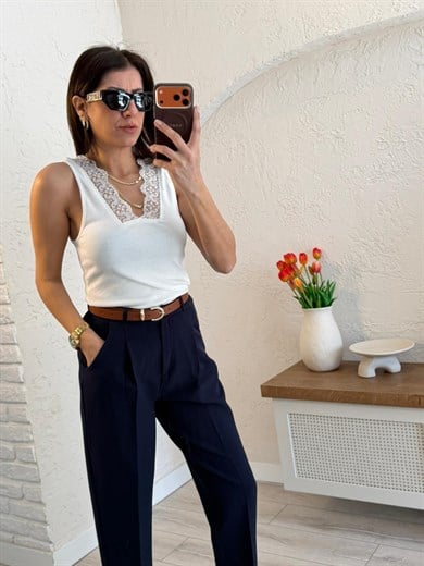 V yaka Dantel Detaylı Bluz Ekru 