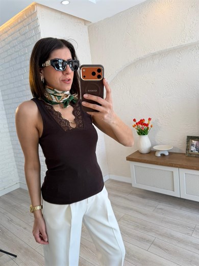 V yaka Dantel Detaylı Bluz Kahverengi