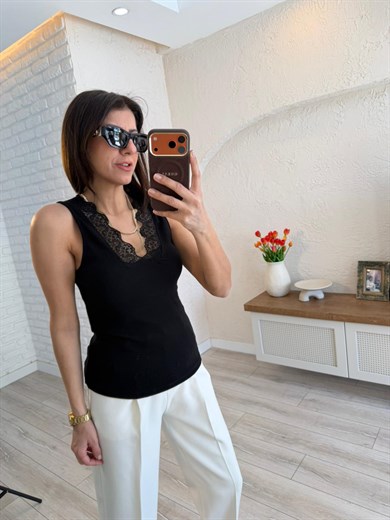 V yaka Dantel Detaylı Bluz Siyah 