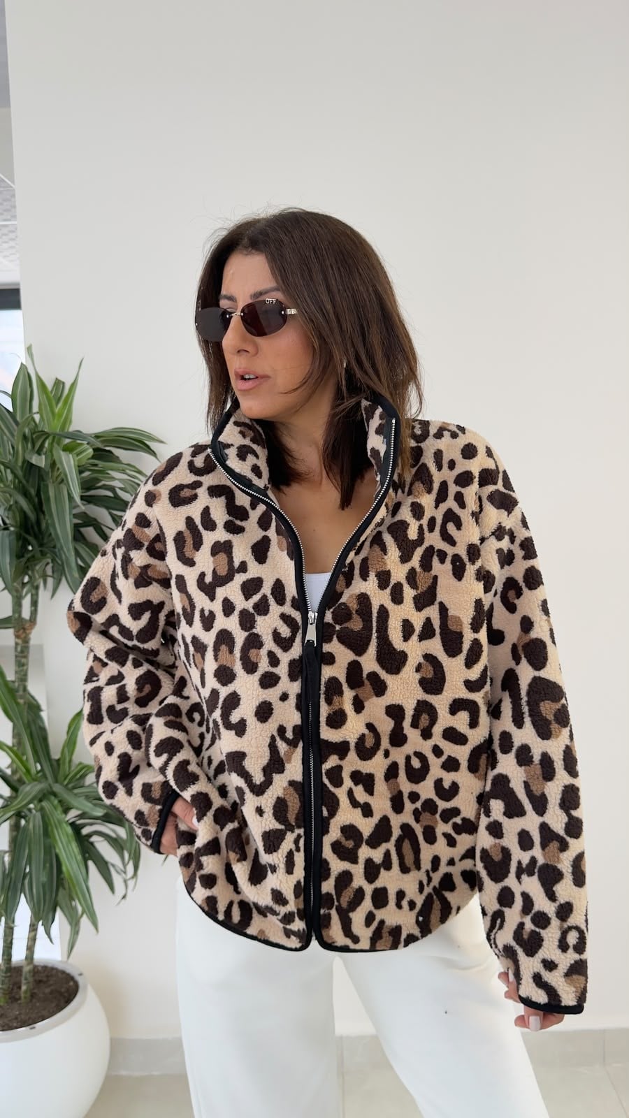 İri Leopar Desenli Siyah Biyeli Fermuarlı Polar Ceket