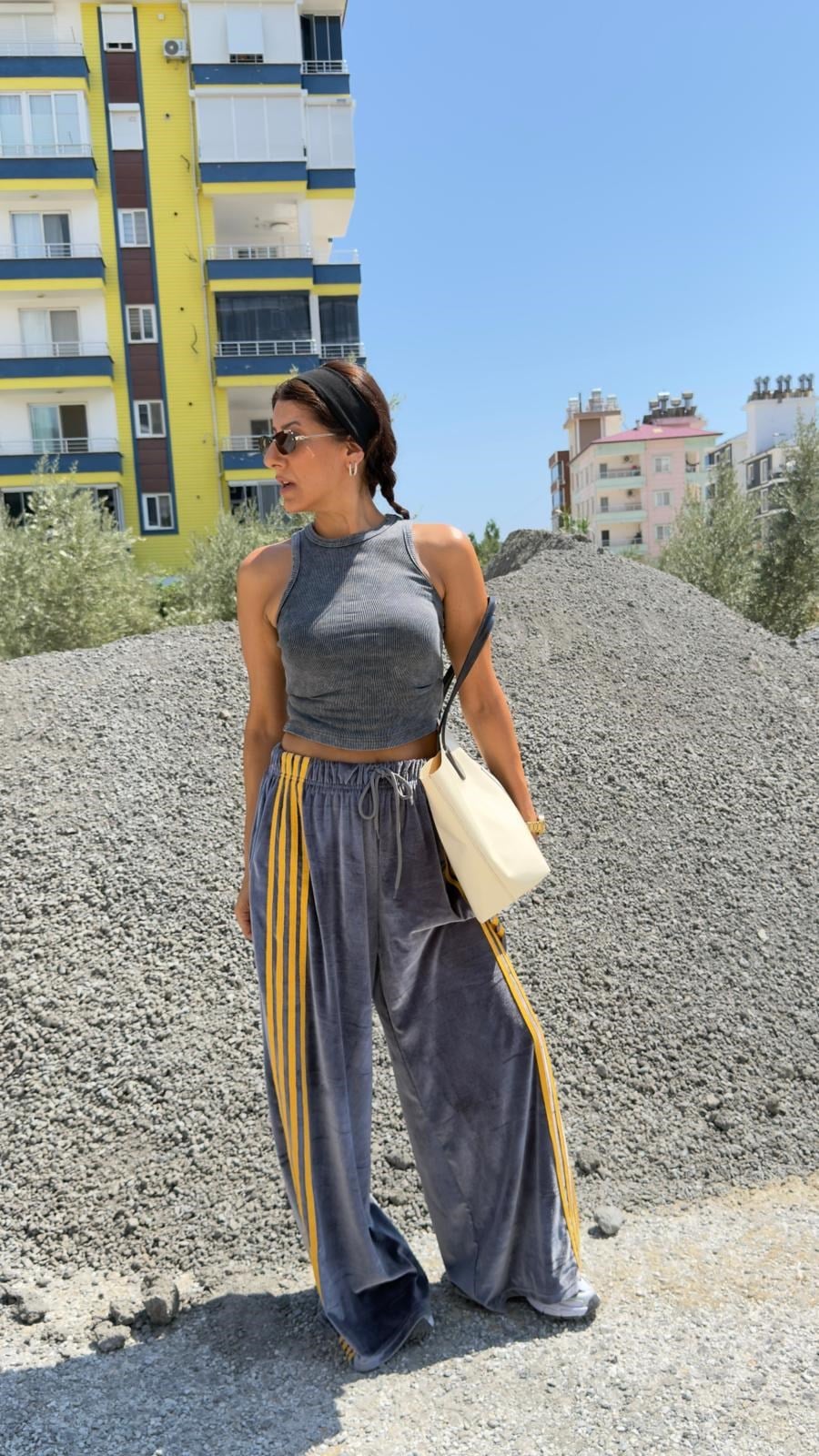 Sarı Şerit Detaylı Kadife Eşofman Altı Gri 
