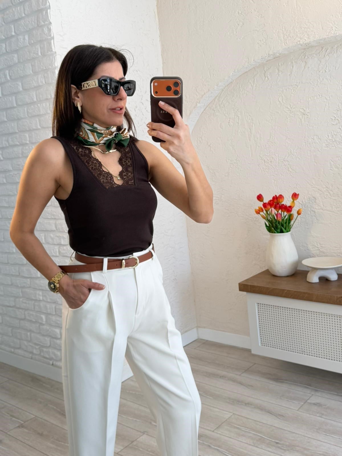 V yaka Dantel Detaylı Bluz Kahverengi