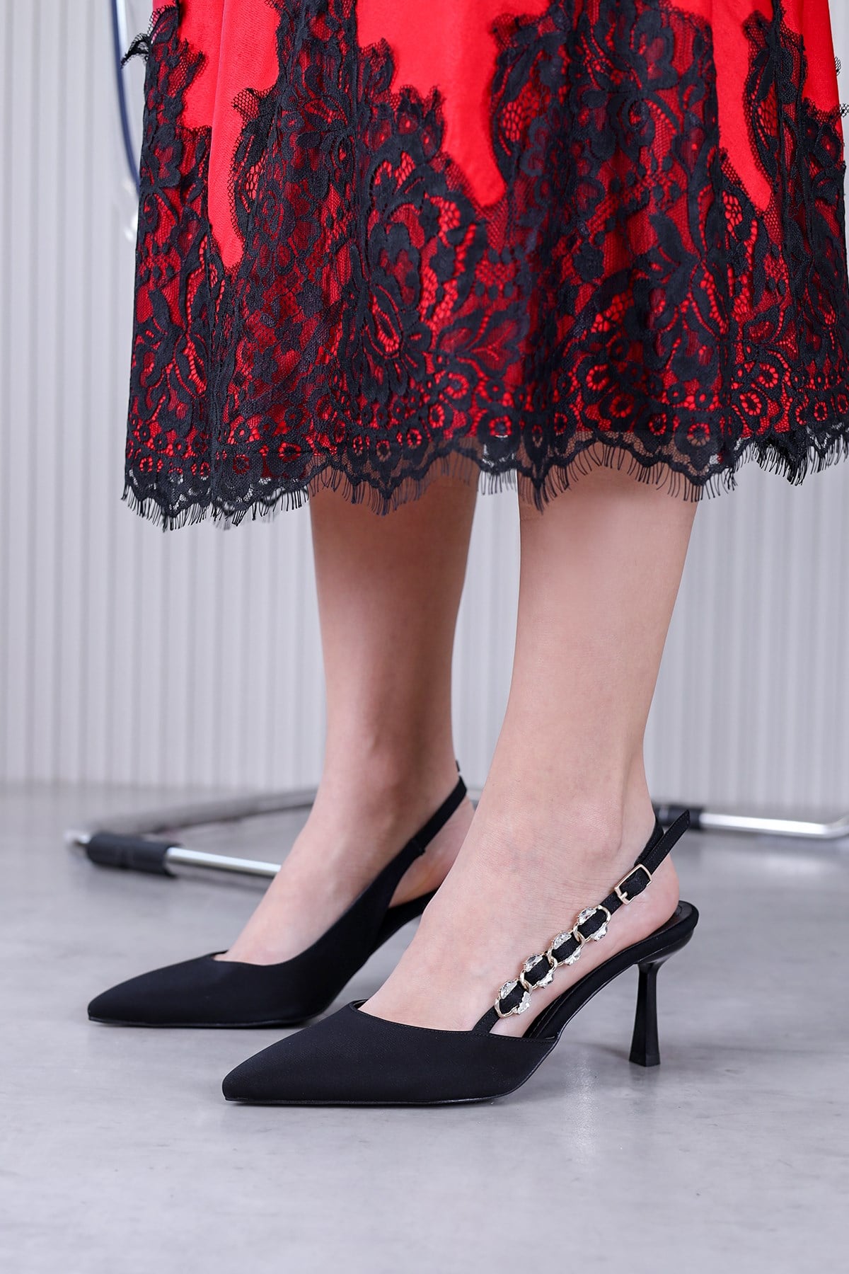 luton model 5 cm topuklu yeni sezon taş detaylı topuklu ayakkabı SIY.NBK