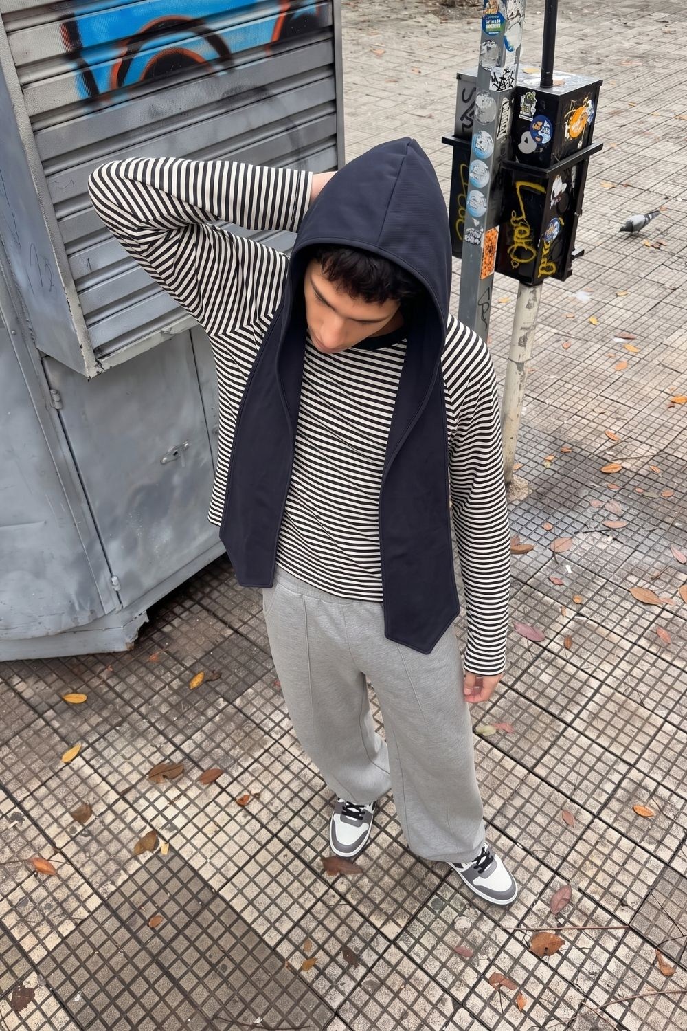 Chill Siyah Kapüşonlu Atkı