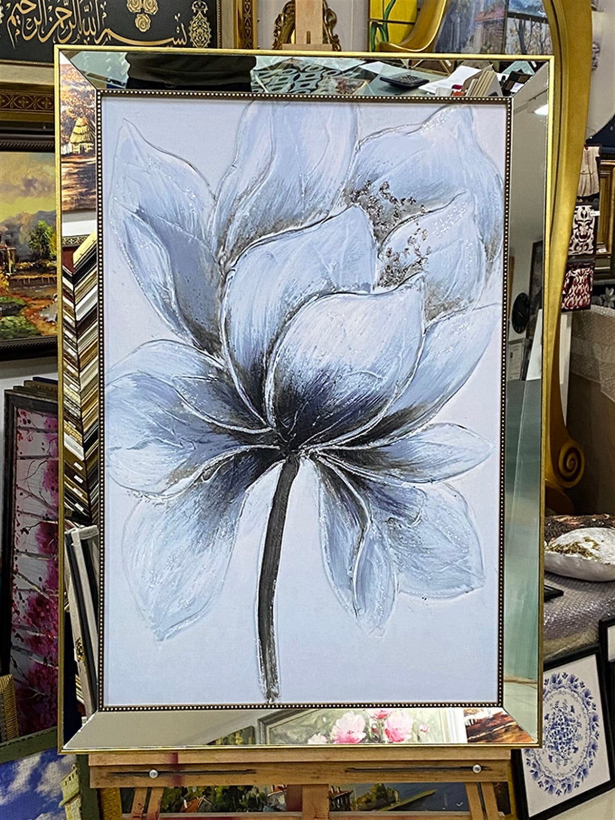 Ayna Çerçeveli Sim İşlemeli Mavimsi ve Beyaz Kanvas Çiçek TablosuAyna Çerçeveli Beyaz Simli Çiçekli Kanvas Tablo SağAyna Çerçeveli Tablolar