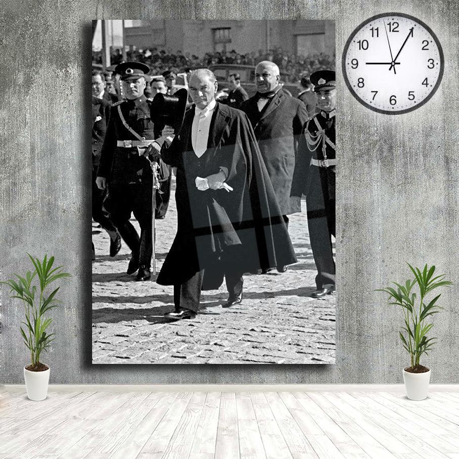 Cam Tablo Siyah Pelerinli Halkı Selamlayan Mustafa Kemal AtatürkCam Tablo Siyah Pelerinli Halkı Selamlayan Mustafa Kemal AtatürkCam Atatürk Tabloları