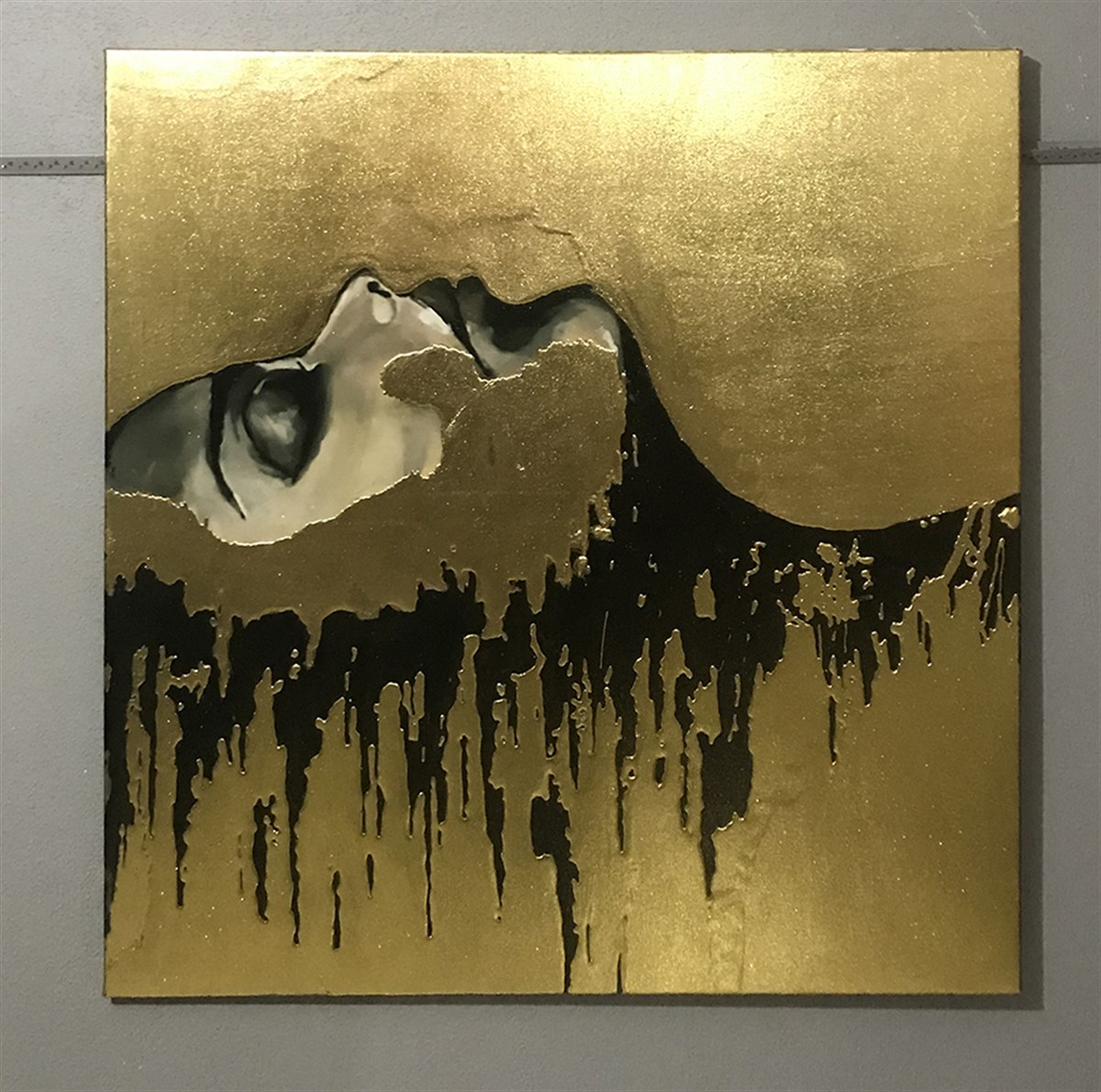 Gerçek Gold Varak İşlemeli Modern Kadın Tablomuz Gerçek Gold Varak İşlemeli Modern Kadın Tablomuz | Dokulu Tablo Dokulu Kadın Tabloları KARAHAN ÇERÇEVE ve KANVAS TABLO