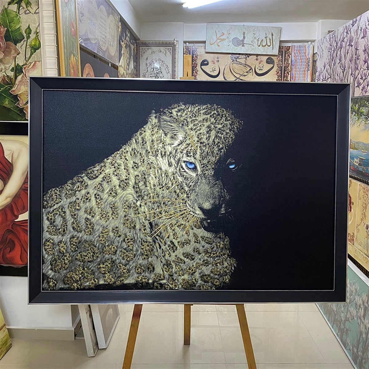 Gold Simli Siyah Çerçeveli Leoparlı Kanvas TabloGold Simli Siyah Çerçeveli Leoparlı Kanvas TabloSimli Hayvan Tabloları