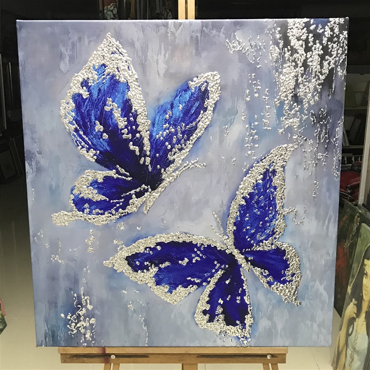 Gümüş Kabartma İşlemeli Mavi Kelebekli Tablo Gümüş Kabartma İşlemeli Mavi Kelebekli Tablo | Dokulu Kanvas Tablolar Dokulu Hayvan Tabloları KARAHAN ÇERÇEVE ve KANVAS TABLO