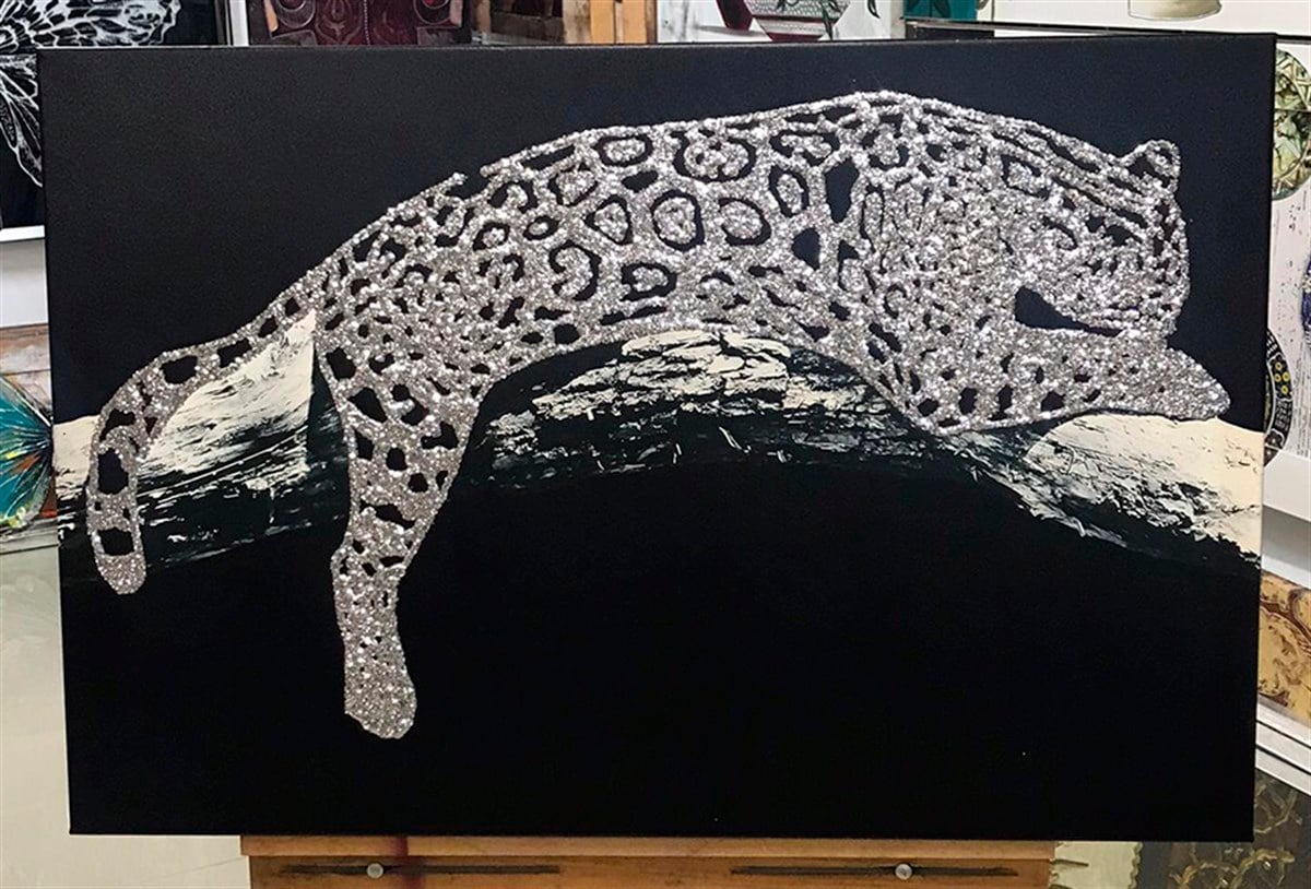 Gümüş Sim İşlemeli Leopar Kanvas Tablo Gümüş Sim İşlemeli Leopar Kanvas Tablo Simli Hayvan Tabloları KARAHAN ÇERÇEVE ve KANVAS TABLO