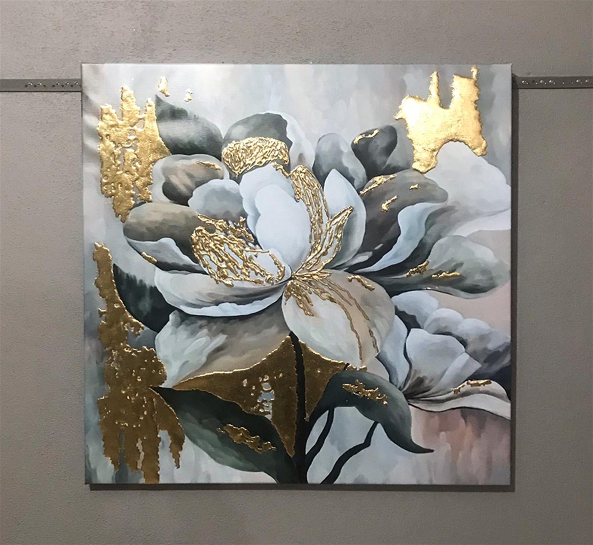 Modern Beyaz Çiçek Kanvas Tablo Gold Varak İşlemeli Modern Beyaz Çiçek Kanvas Tablo Gold Varak İşlemeli | Dokulu Tablo Modelleri Simli Çiçek Tabloları KARAHAN ÇERÇEVE ve KANVAS TABLO