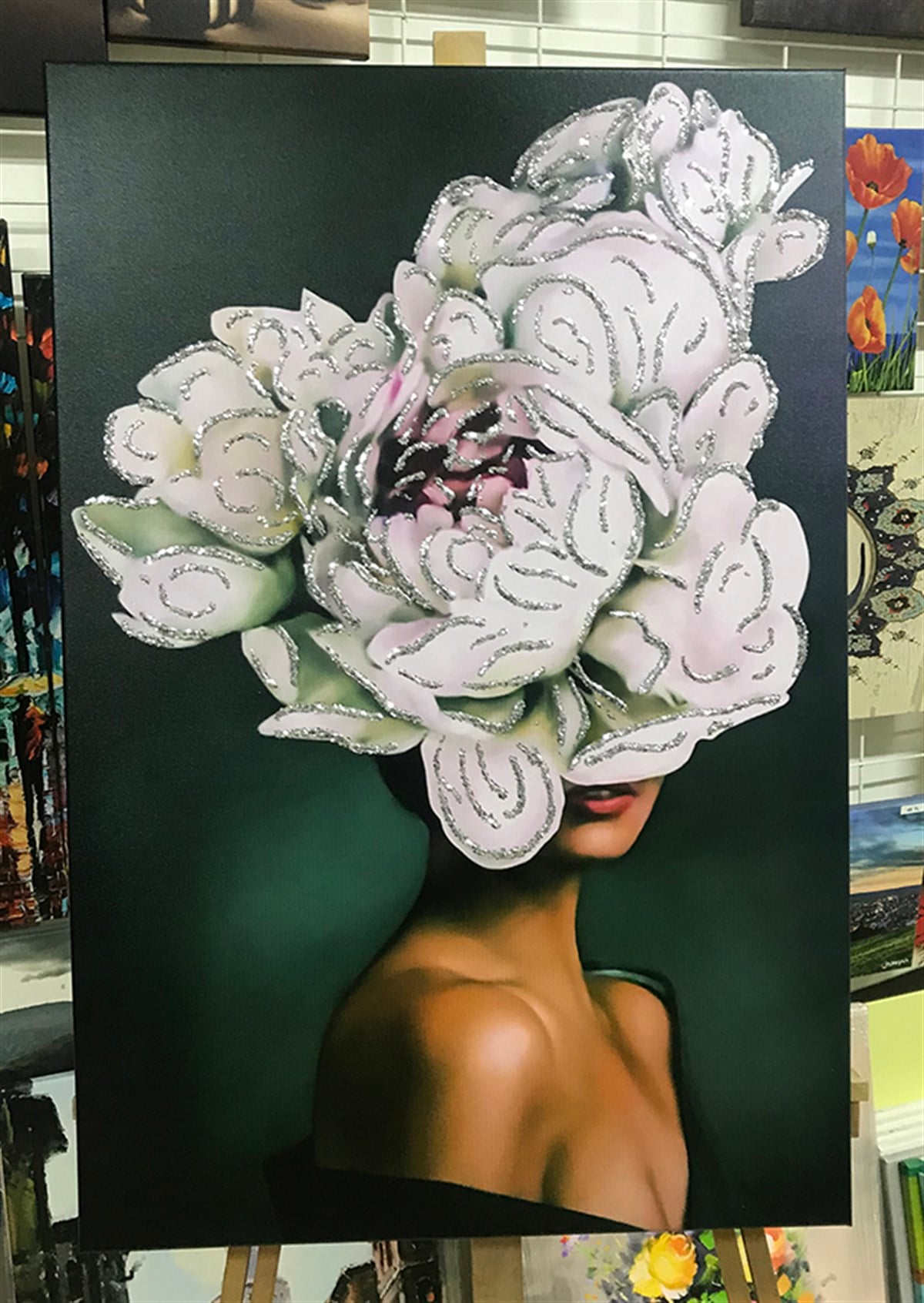 Sim İşlemeli Beyaz Çiçekli Kadın Tablosu