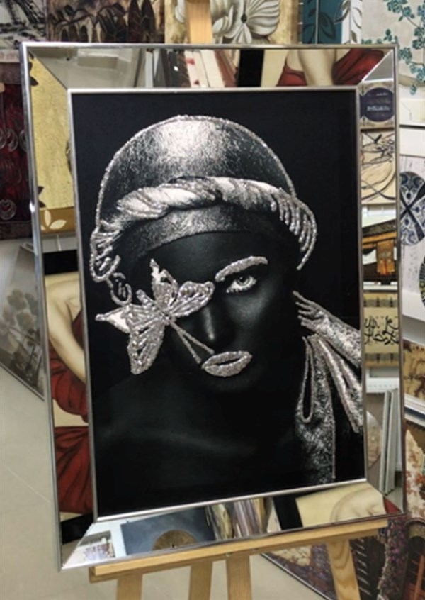 Ayna Çerçeveli Kanvas Tablo Gümüş Simli Kelebekli Afrikalı Kadın