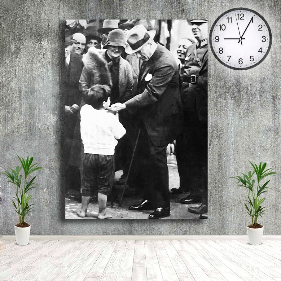 Atatürk ve Çocuk Sevgisi Kanvas TabloAtatürk ve Çocuk Sevgisi Kanvas TabloKanvas Atatürk Tabloları