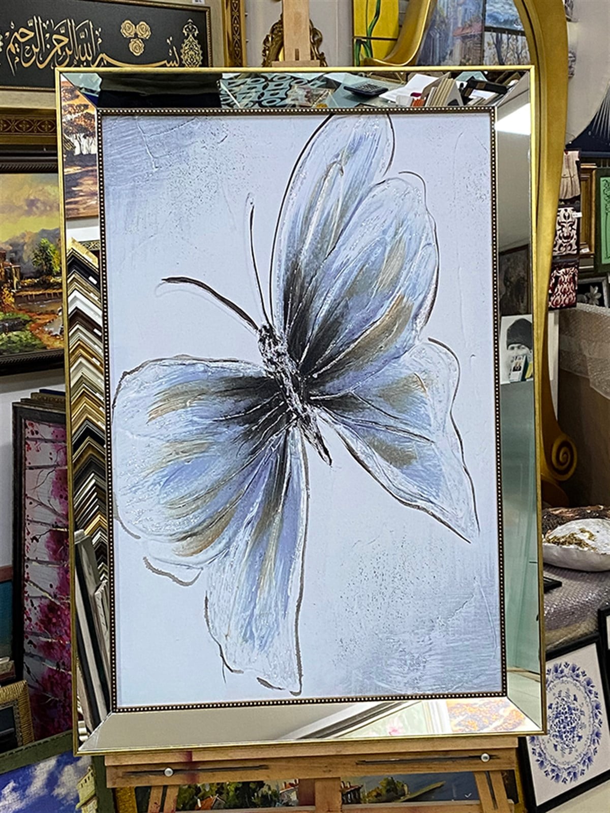 Ayna Çerçeveli Beyaz Simli Kelebekli Kanvas TabloAyna Çerçeveli Beyaz Simli Kelebekli Kanvas TabloAyna Çerçeveli Tablolar