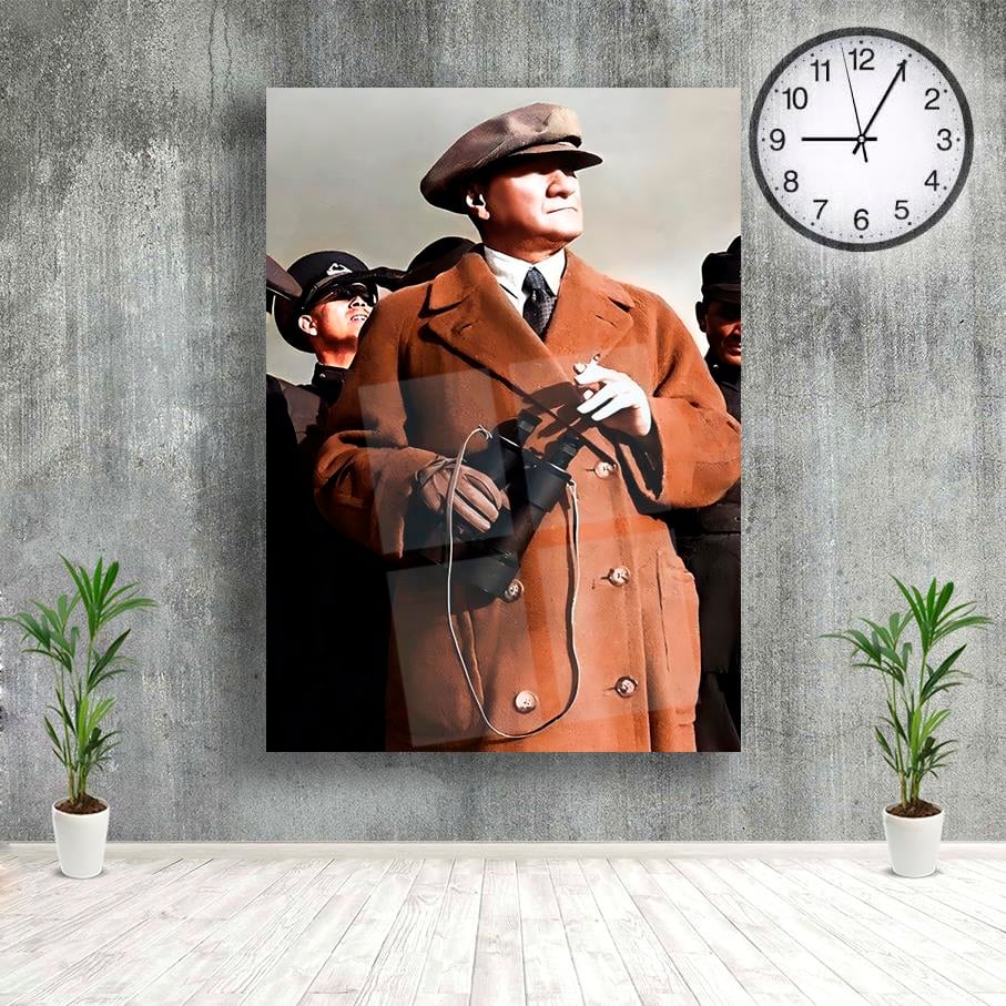 Cam Baskı Elinde Dürbün İle Yukarı Bakan AtatürkCam Baskı Elinde Dürbün İle Yukarı Bakan AtatürkCam Atatürk Tabloları
