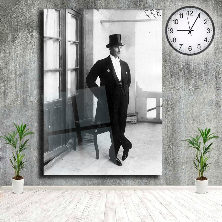Cam Tablo Atatürk Boy Fotoğrafı Siyah Şapkalı Beyaz Papyonlu Mustafa KemalCam Tablo Atatürk Boy Fotoğrafı Siyah Şapkalı Beyaz Papyonlu Mustafa KemalCam Atatürk Tabloları