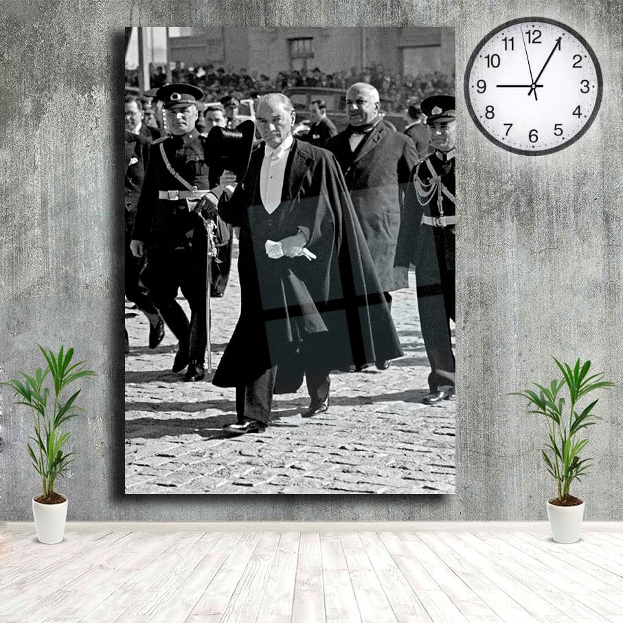Cam Tablo Siyah Pelerinli Halkı Selamlayan Mustafa Kemal AtatürkCam Tablo Siyah Pelerinli Halkı Selamlayan Mustafa Kemal AtatürkCam Atatürk Tabloları
