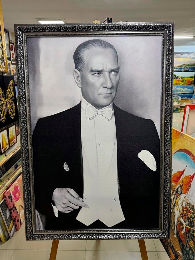 Cumhur Bşkanı Kıyafetli Kalın Çerçeveli Atatürk TablosuCumhur Bşkanı Kıyafetli Kalın Çerçeveli Atatürk TablosuKanvas Atatürk Tabloları