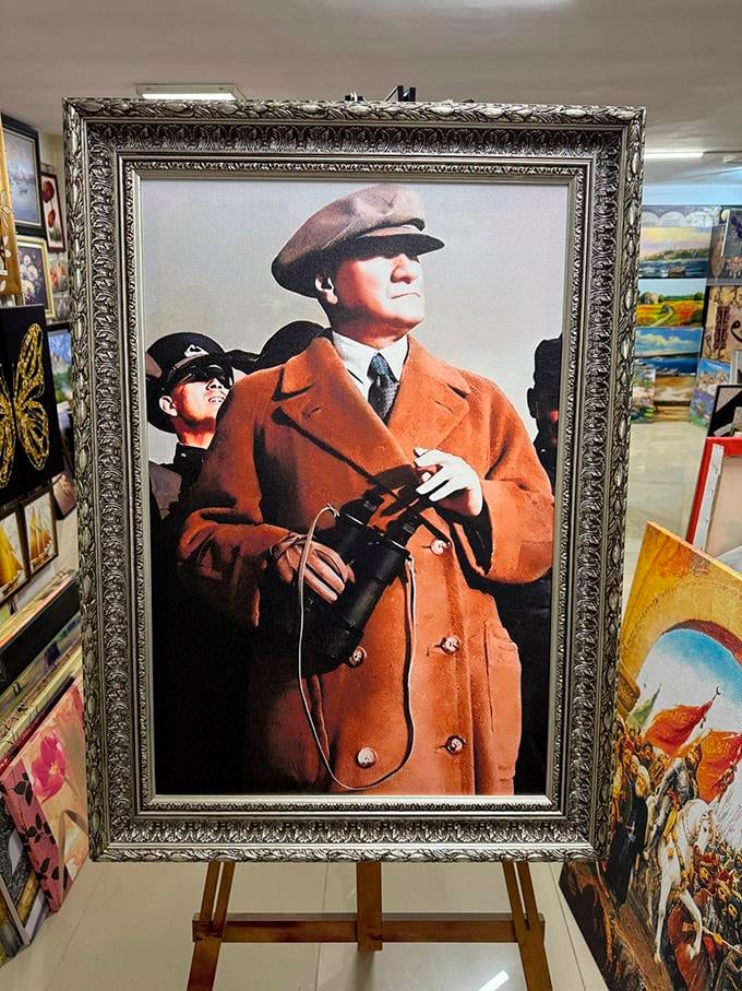 Elinde Dürbün ile Gökyüzüne Bakan Mustafa Kemal Atatürk TablosuElinde Dürbün ile Gökyüzüne Bakan Mustafa Kemal Atatürk TablosuKanvas Atatürk Tabloları