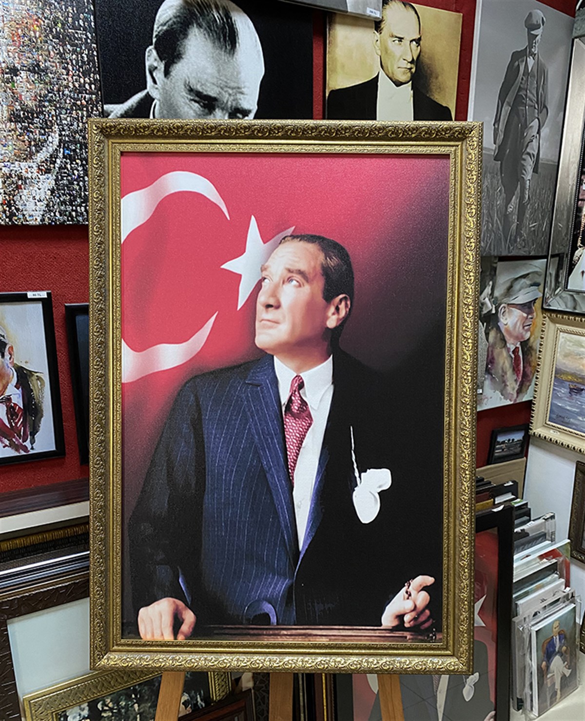 Klasik Varak Çerçeveli Bayraklı Atatürk Kanvas TabloKlasik Varak Çerçeveli Bayraklı Atatürk Kanvas TabloKanvas ATATÜRK Tabloları