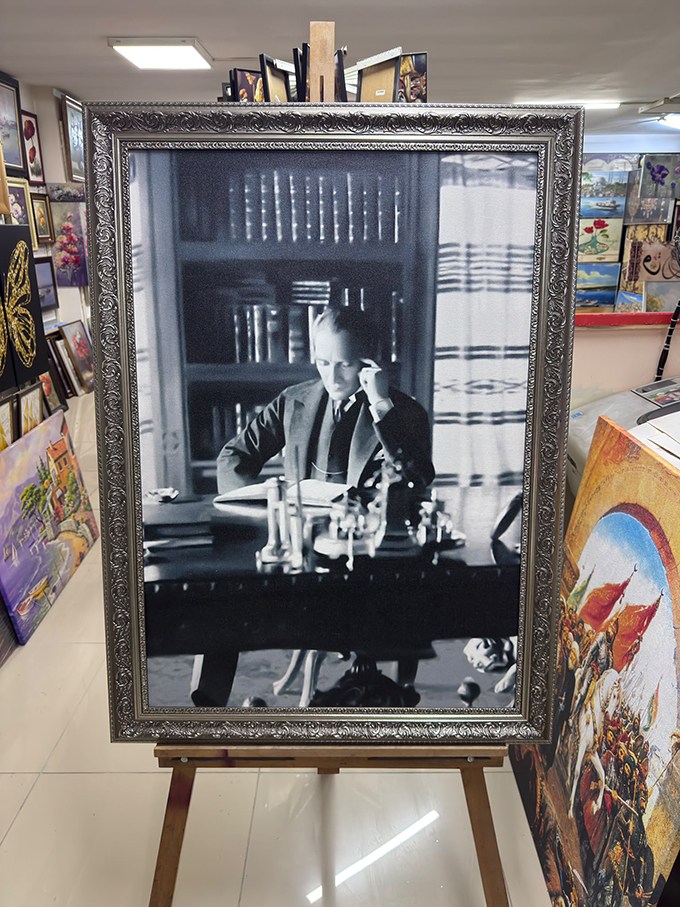 Makam Odasında Mustafa Kemal Atatürk TablosuMakam Odasında Mustafa Kemal Atatürk TablosuKanvas Atatürk Tabloları