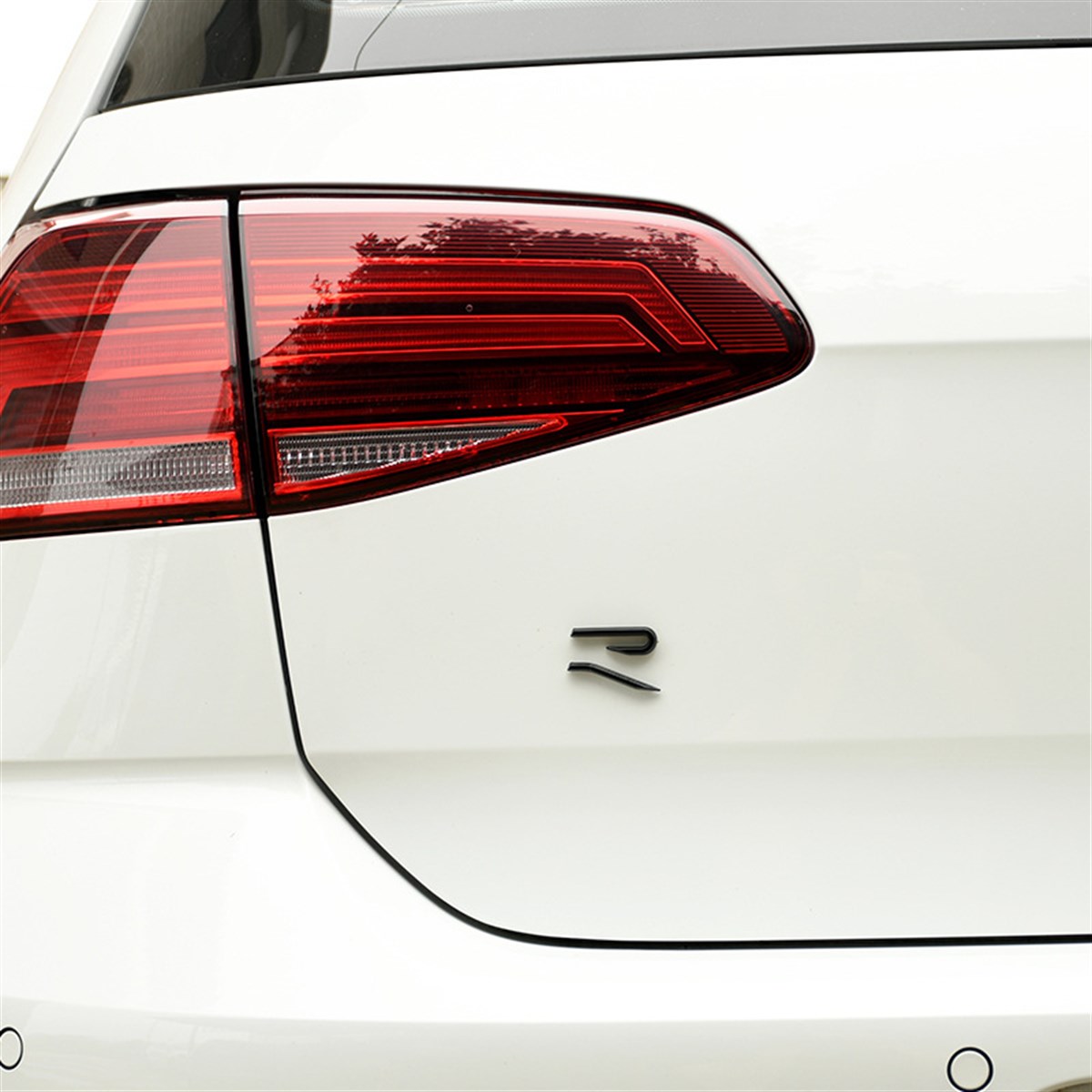 Golf 8 bagaj  logosu yapıştırma siyah