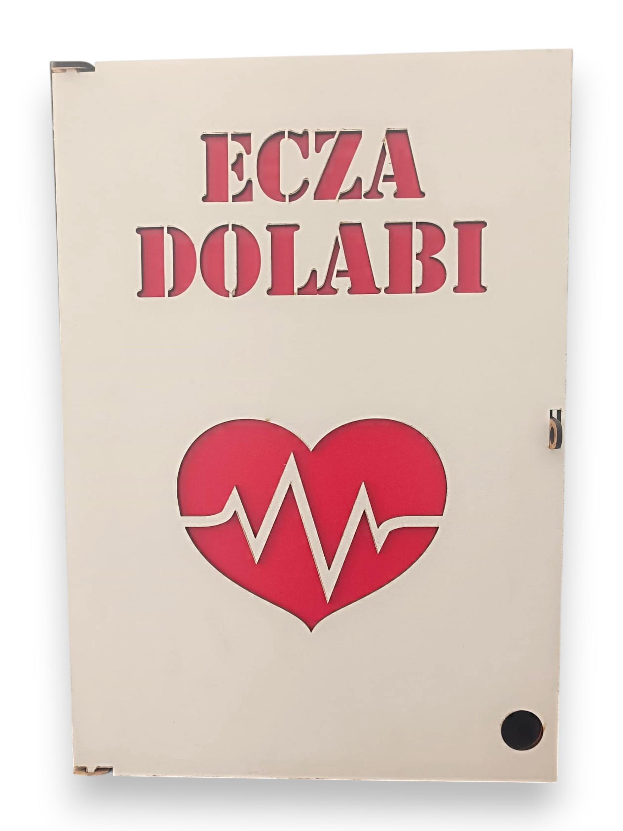 Okulekspres Okullarda ve Kurumsal Alanlarda Kullanıma Uygun MDF Malzemeden Üretilmiş, Duvara Monte Edilebilir İlk Yardım ve Ecza Dolabı – İç Malzeme Hariç Dekoratif ve Fonksiyonel Tasarım 