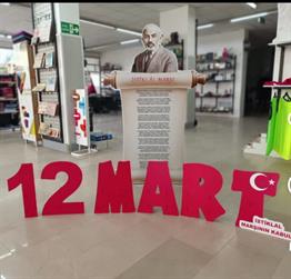 Okulekspres 12 Mart Yazılı Ahşap Dekor – İstiklal marşı kabulünün Anılması ve Sınıf Süslemesi Sahne Dekor Fotoğraf Köşesi