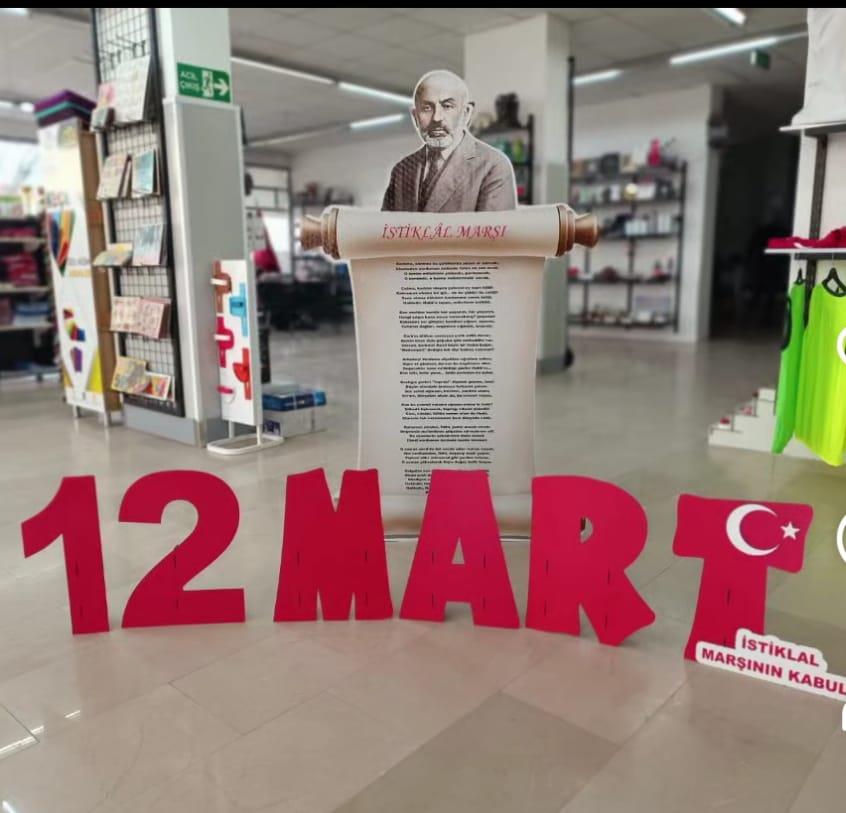 Okulekspres 12 Mart Yazılı Ahşap Dekor – İstiklal marşı kabulünün Anılması ve Sınıf Süslemesi Sahne Dekor Fotoğraf Köşesi