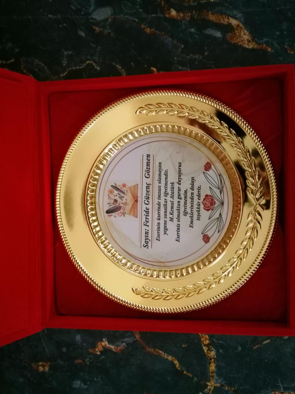 Tabak Plaket & Kırmızı Kadife Plaket Kutusu 25 Cm Altın