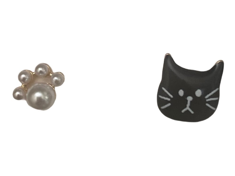 Siyah Kedi Kafalı ve İncili Küpe 