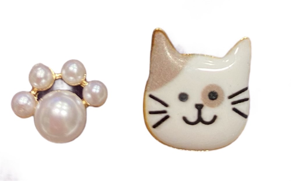 Beyaz Kedi Kafalı ve İncili Küpe 