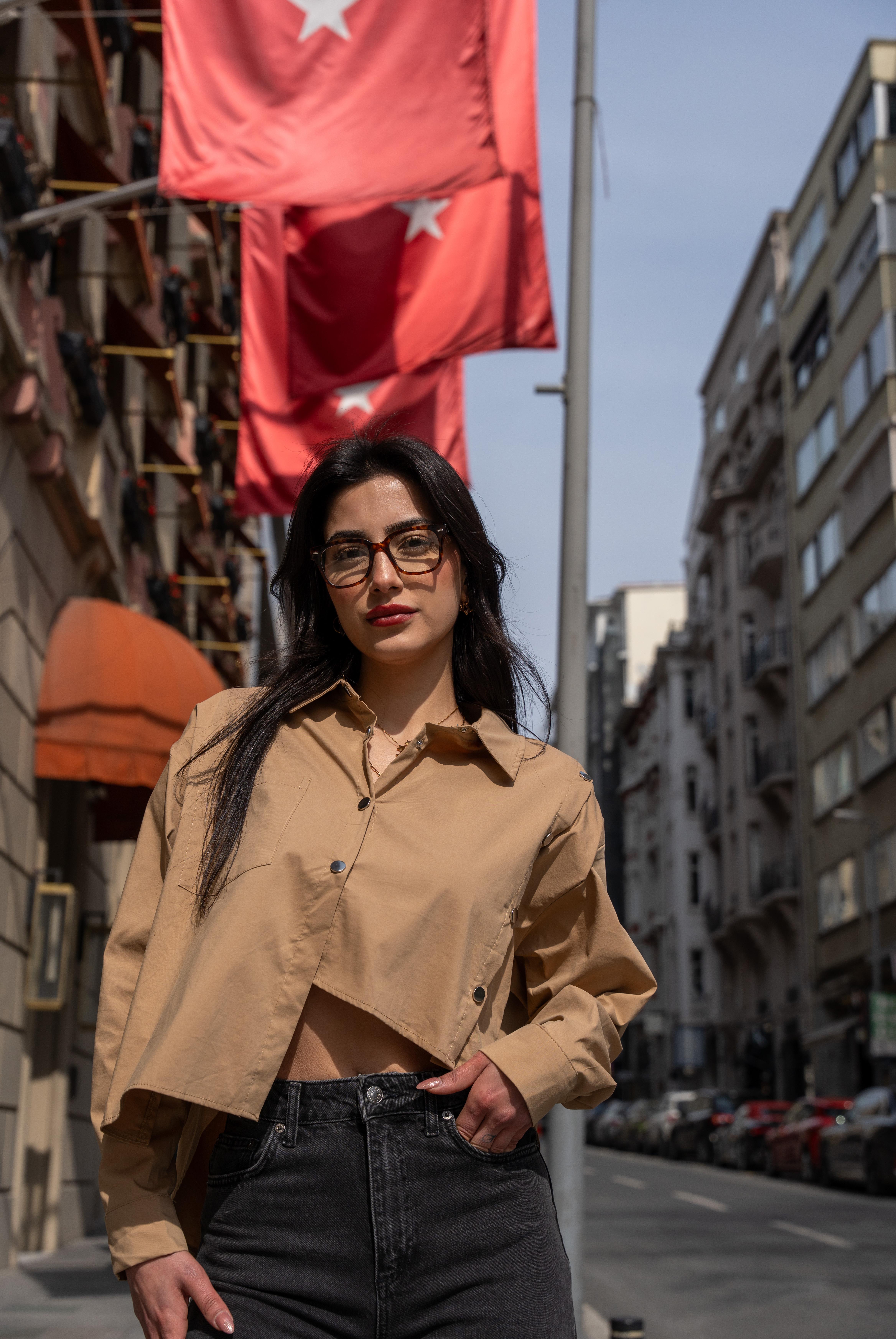 Kadın BB Yanı Yırtmaçlı Yabı Metal Düğmeli Gömlek