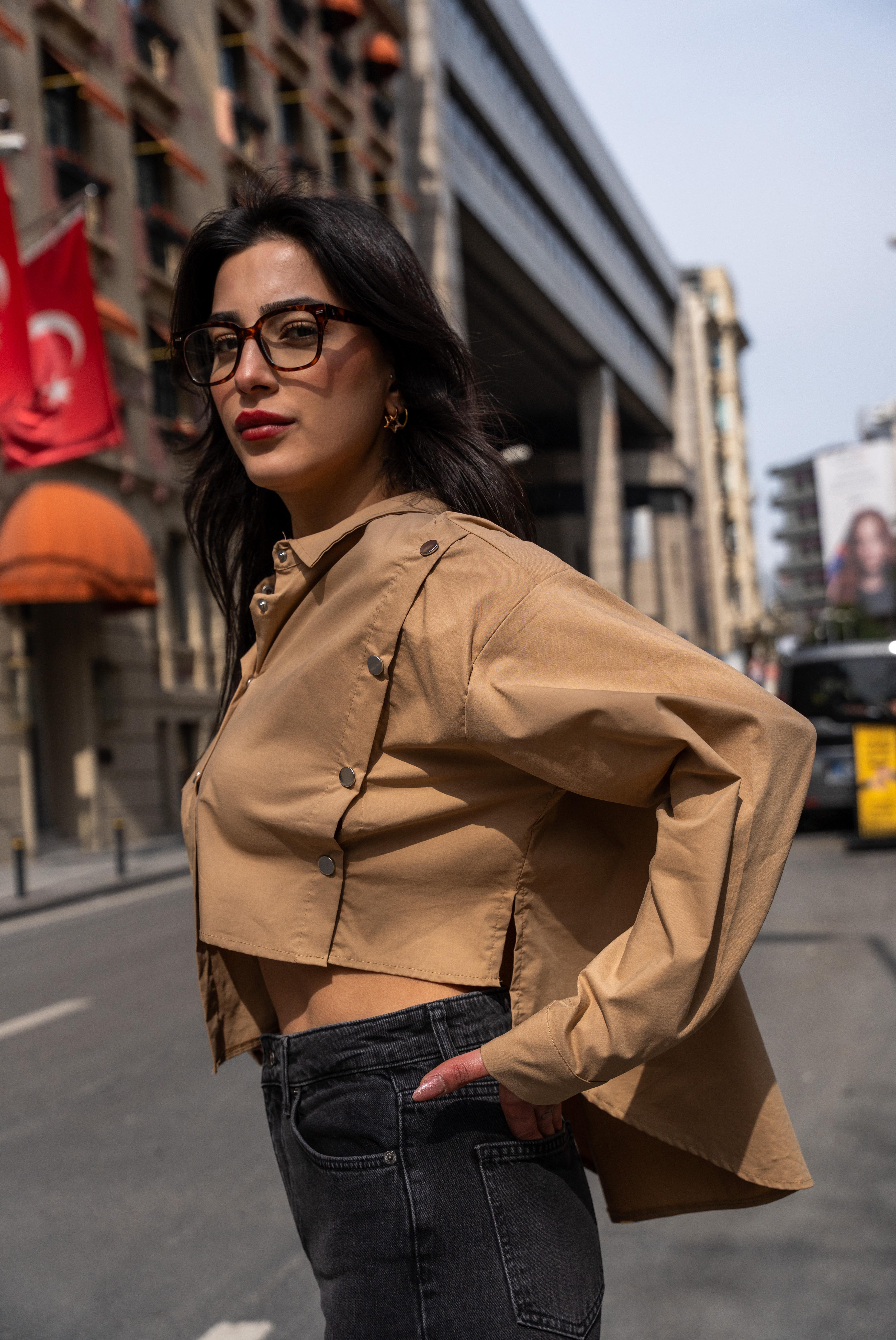 Kadın BB Yanı Yırtmaçlı Yabı Metal Düğmeli Gömlek