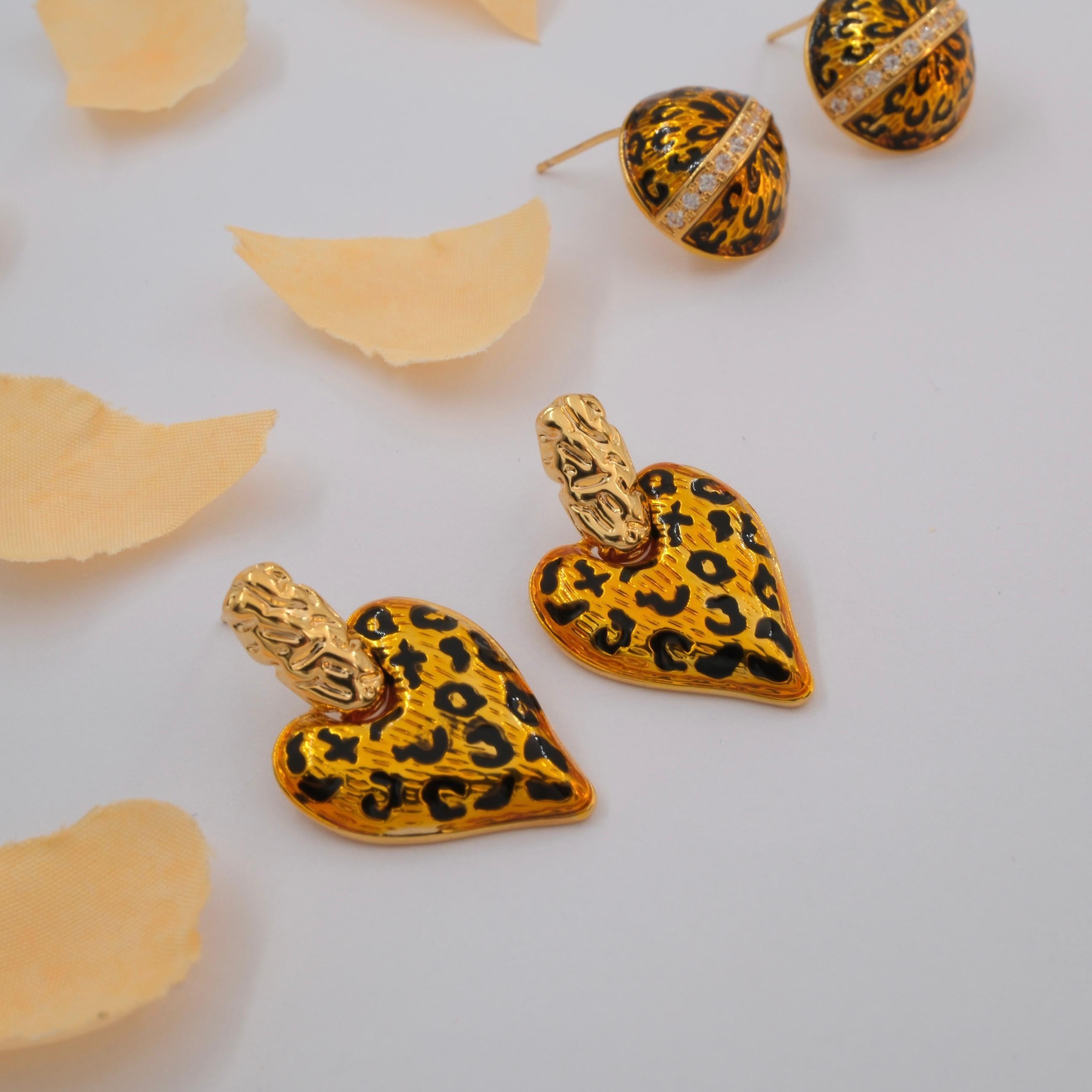 Toptan ÖZEL SERİ LEOPAR KALP KÜPE 