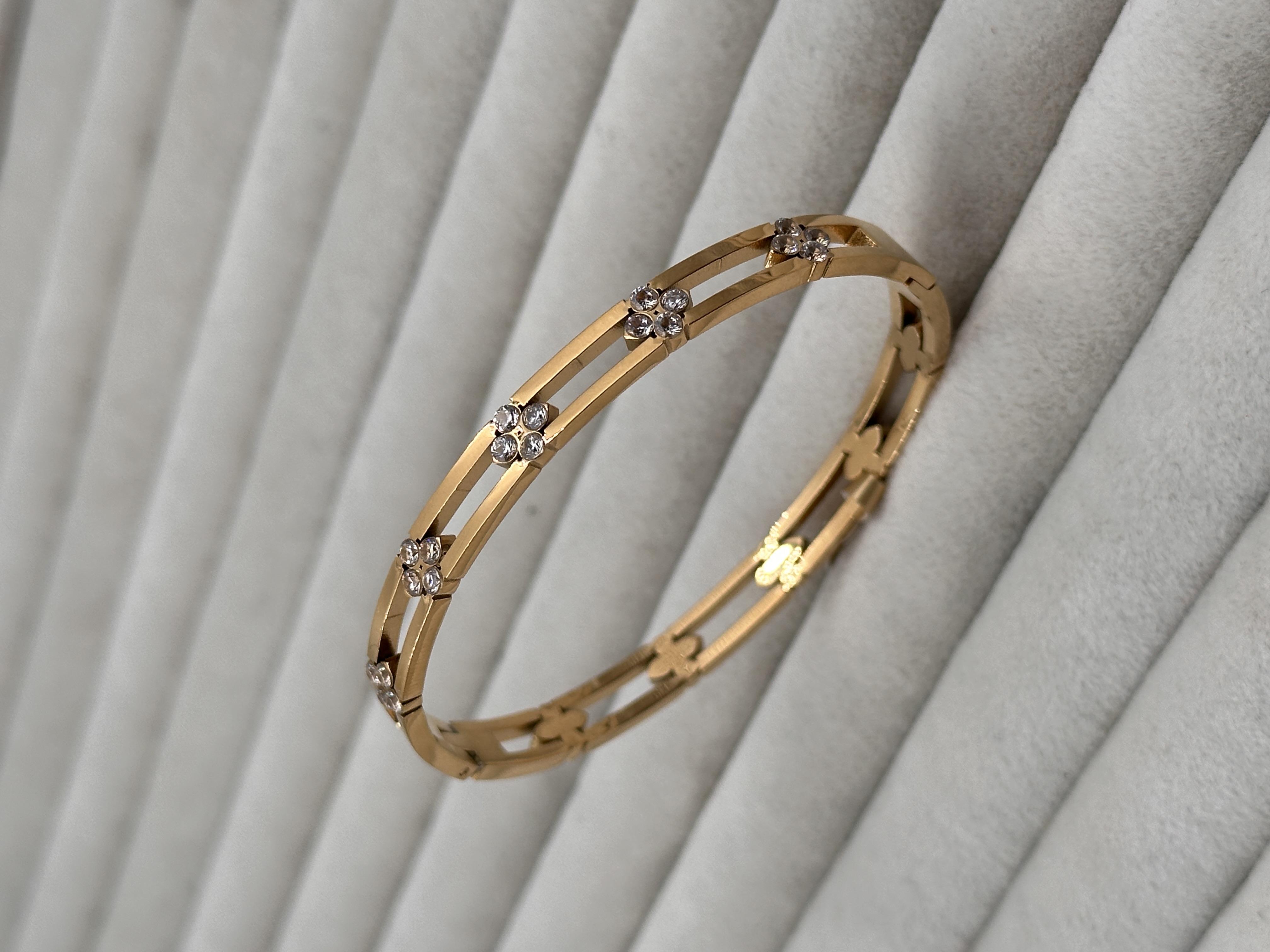 ÇİÇEK TAŞLI ÇELİK KELEPÇE 