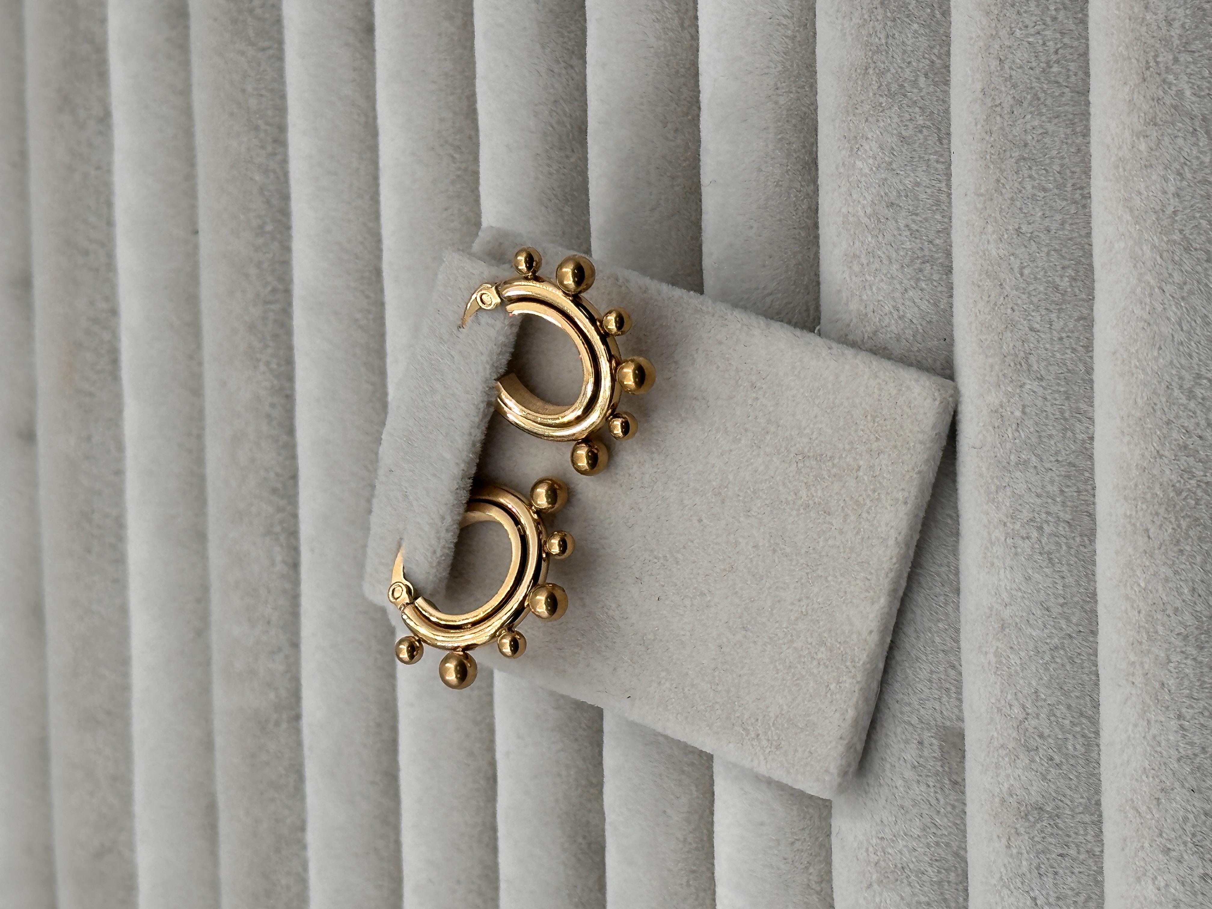 GOLD TOPÇUK DETAYLI ÇELİK KÜPE 