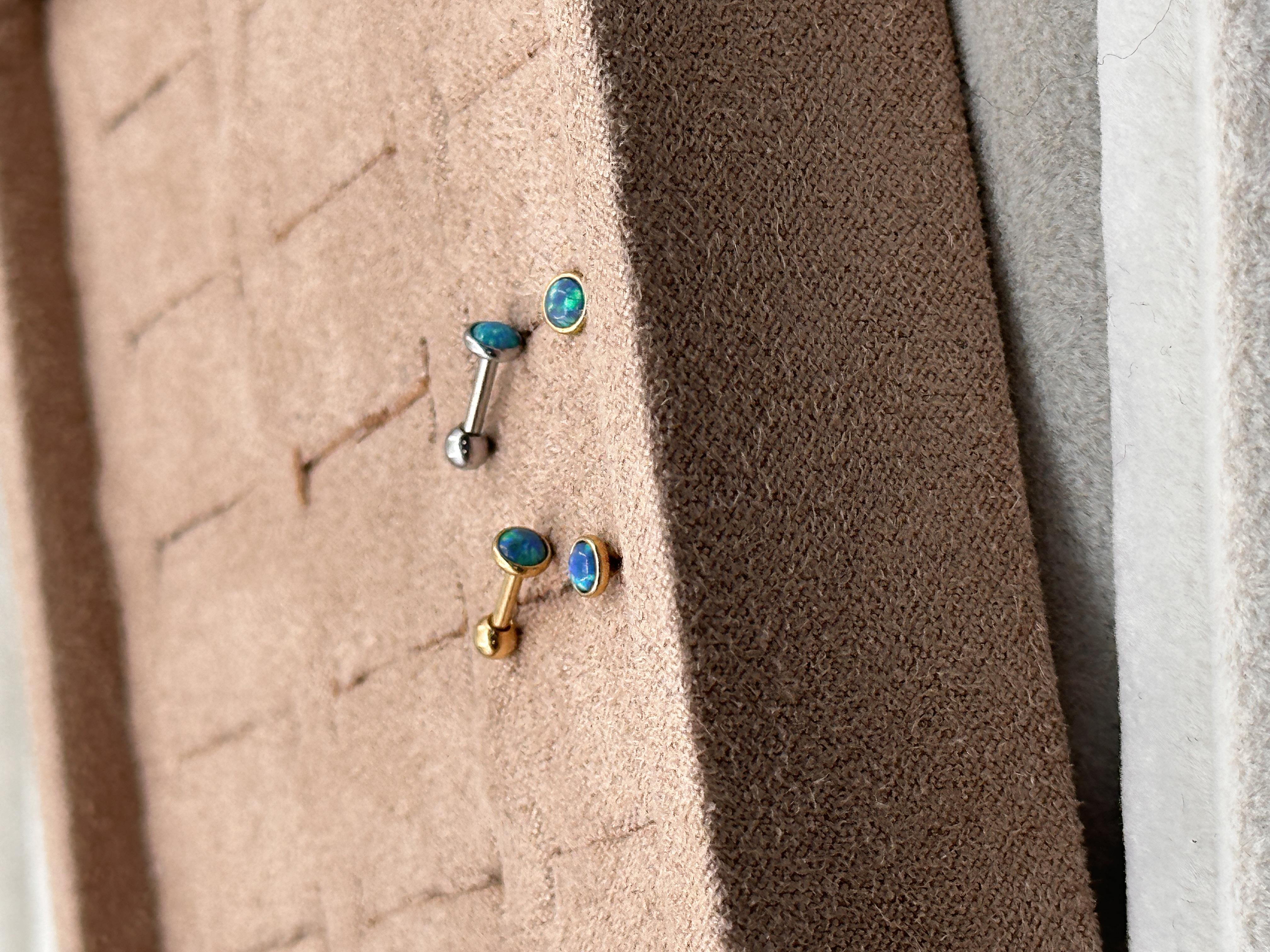 OPAL TRAGUS PIERCING 