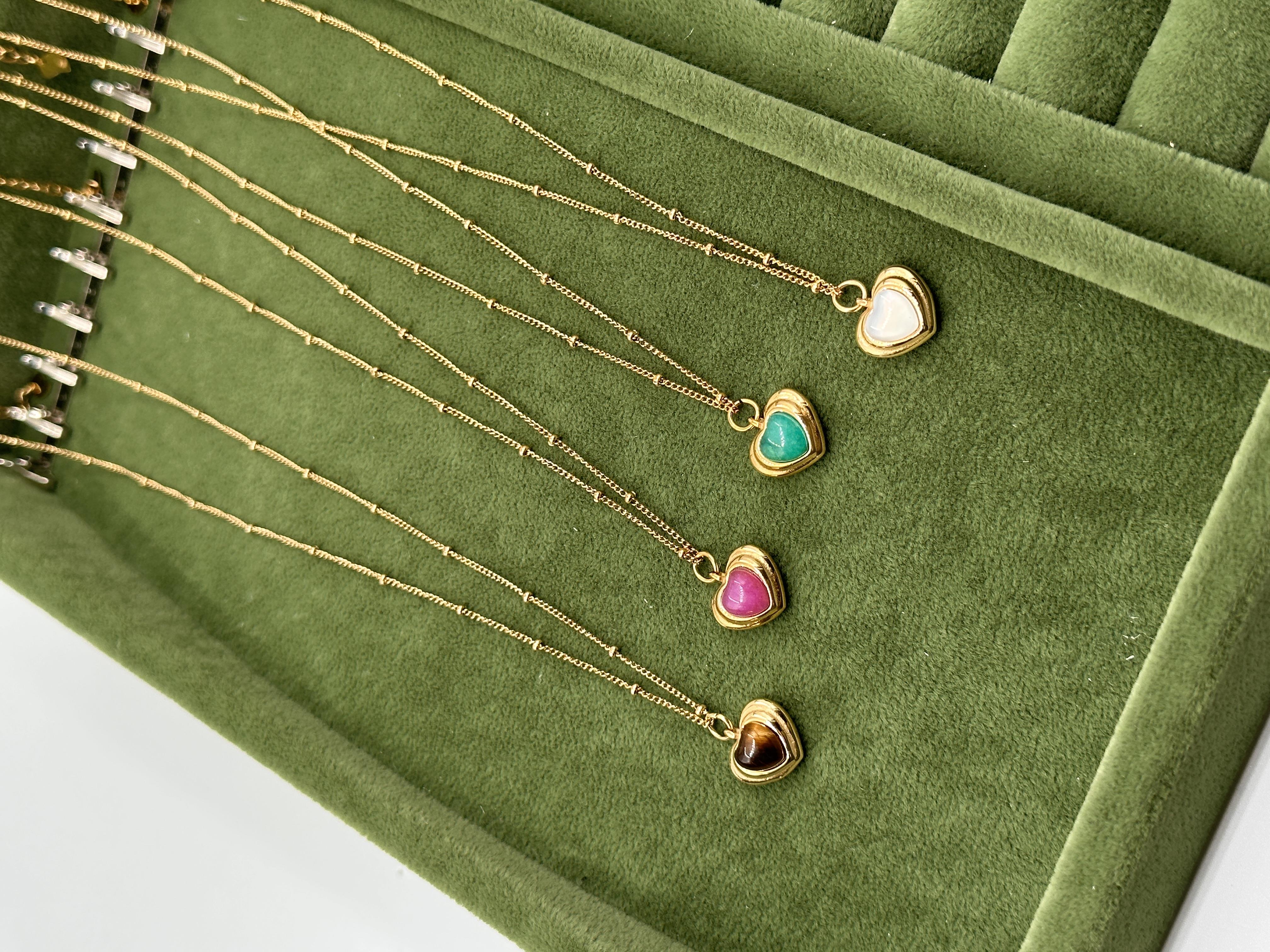 RENKLİ KALP UÇLU ÇELİK KOLYE