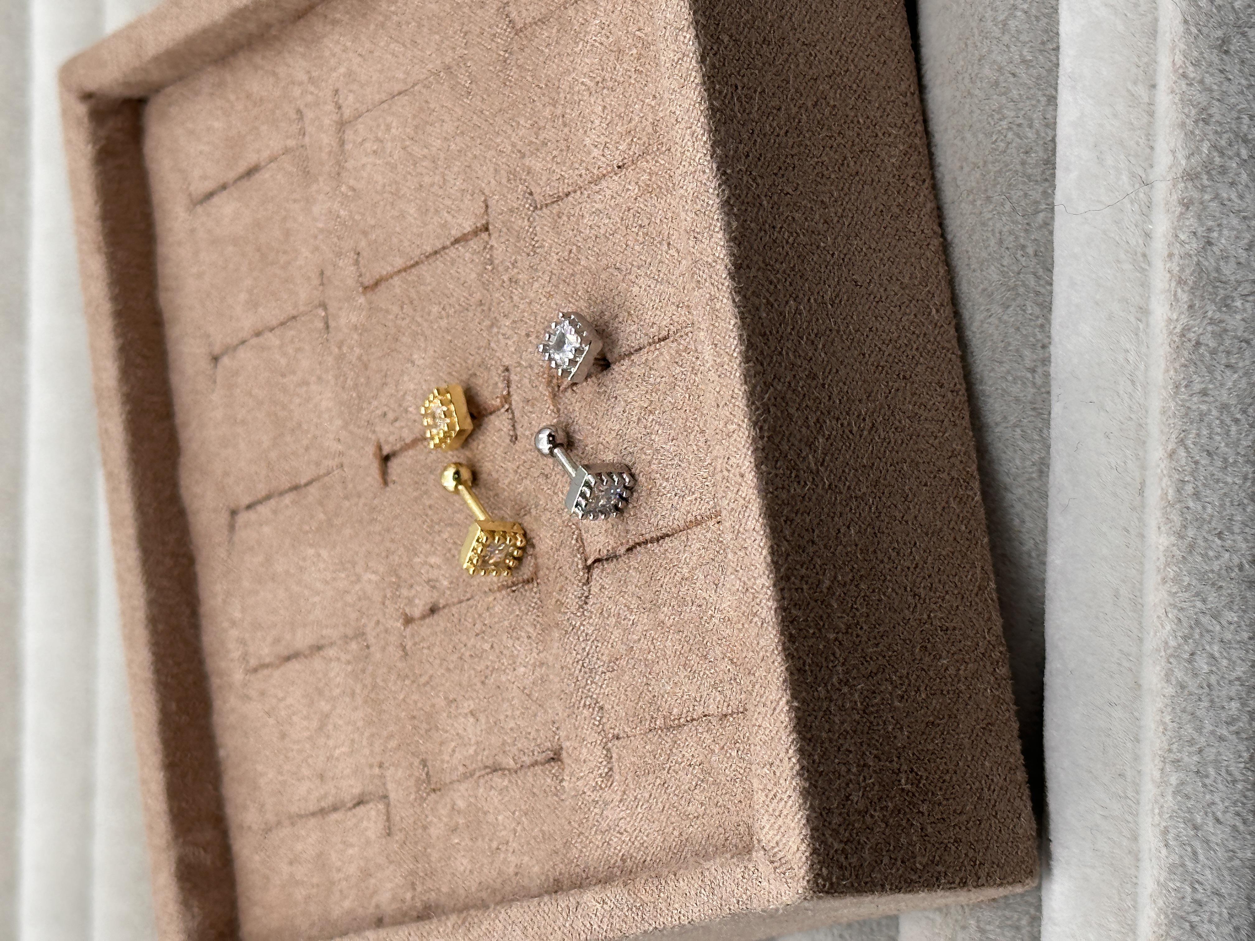 SQUARE TRAGUS PIERCING 