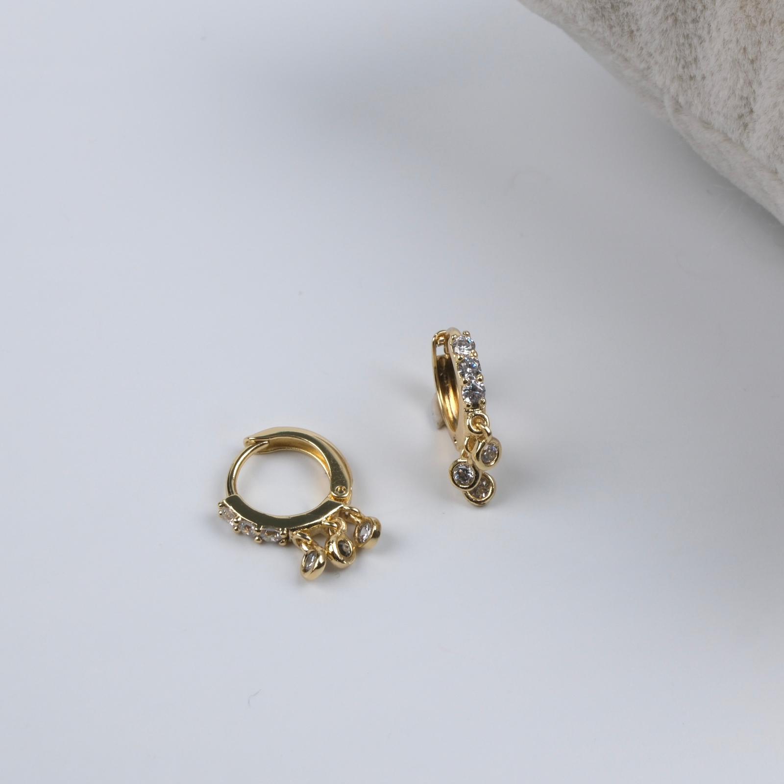 Toptan SALLANTASI TAŞ HALKA KÜPE