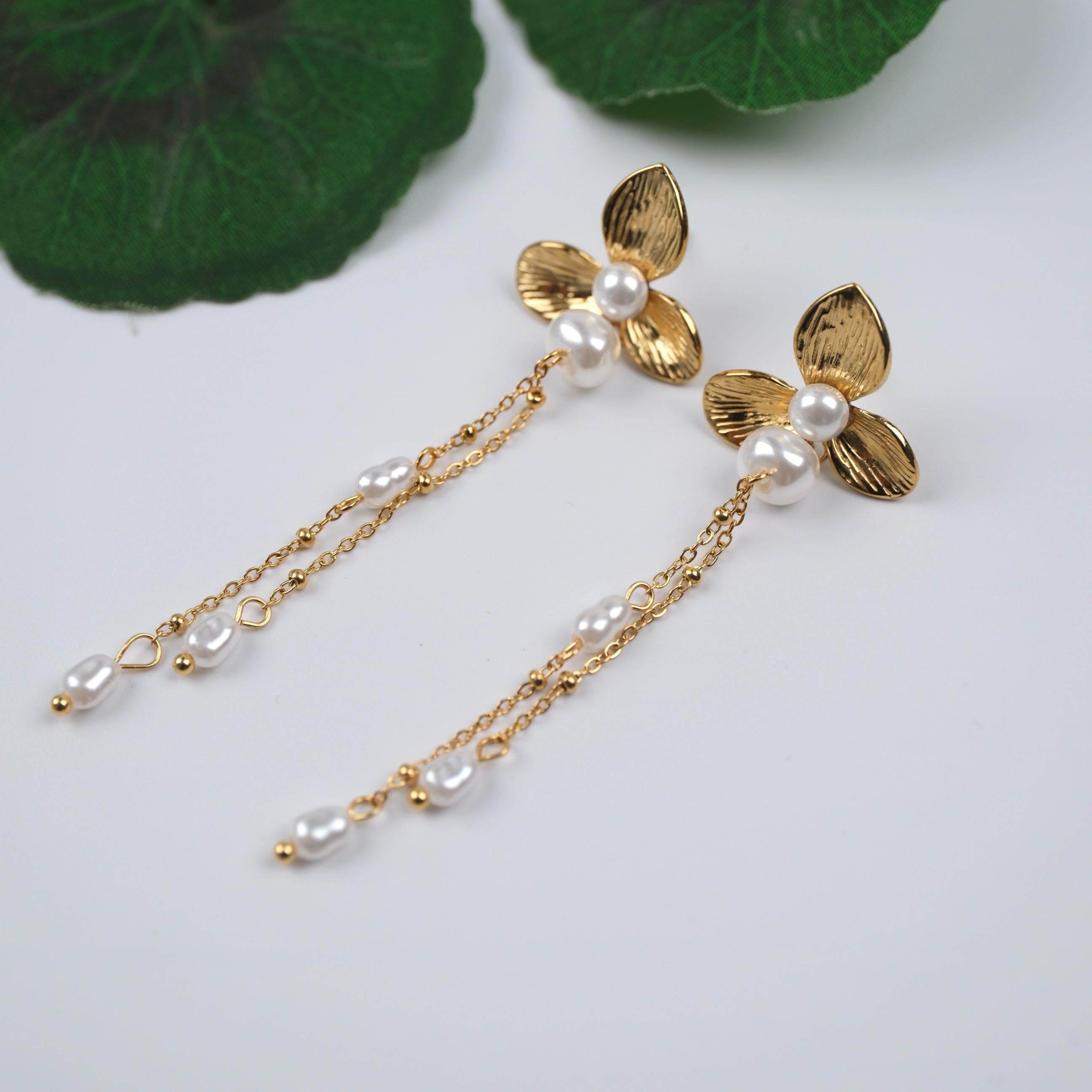 Toptan SALLANTILI İNCİLİ ÇİÇEK KÜPE