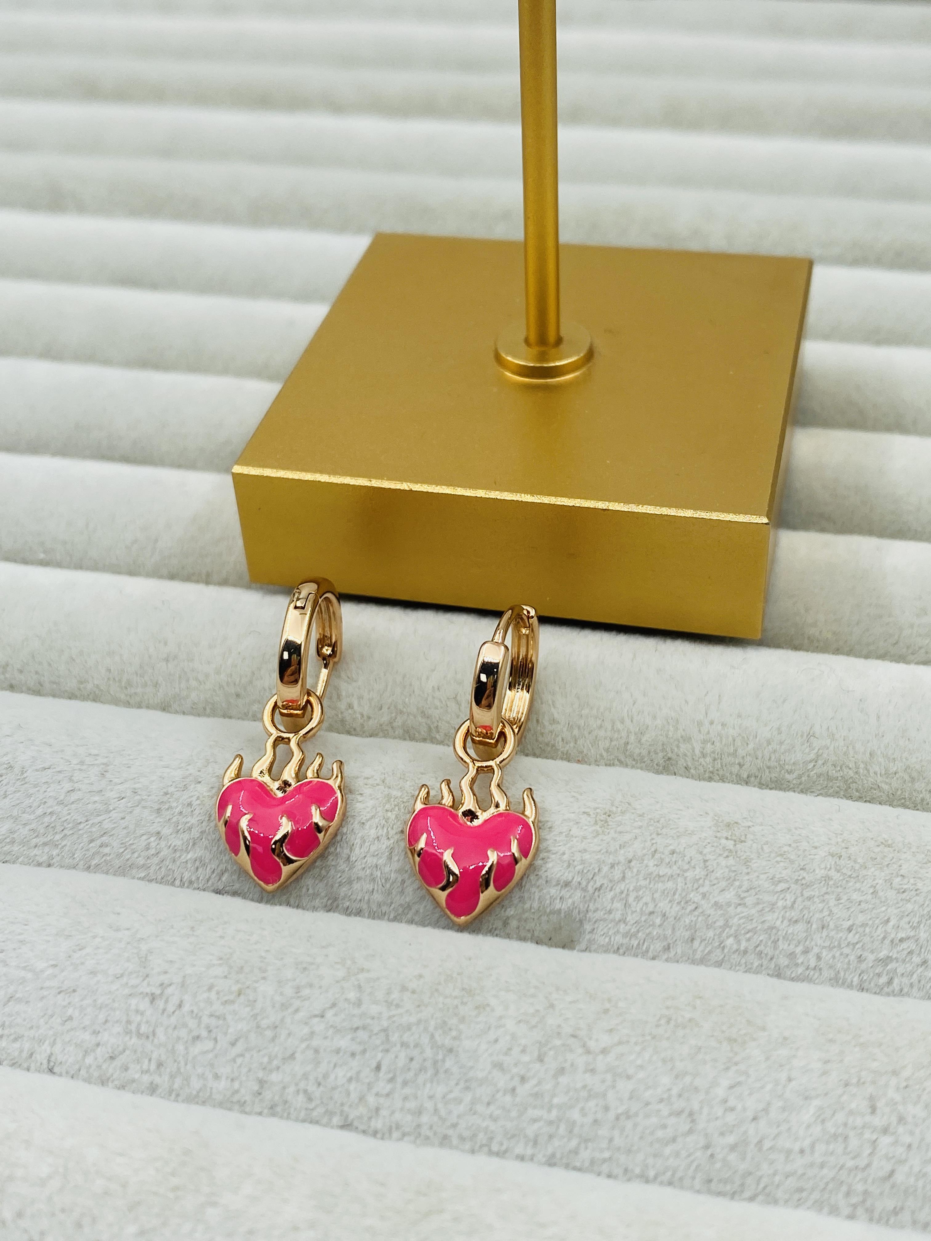 VIP SERİ PEMBE ALEVLİ KALP KÜPE
