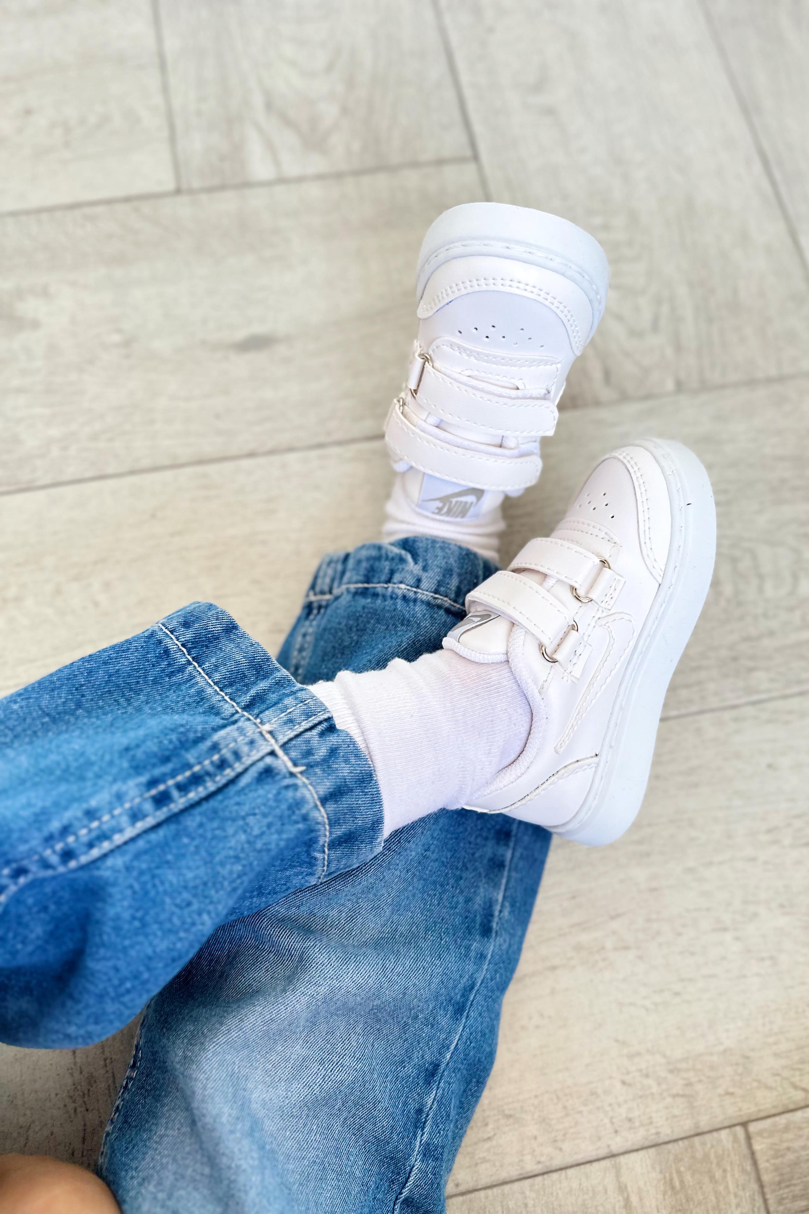 Amblem Baskılı Cırtlı Çocuk Spor Ayakkabı Beyaz