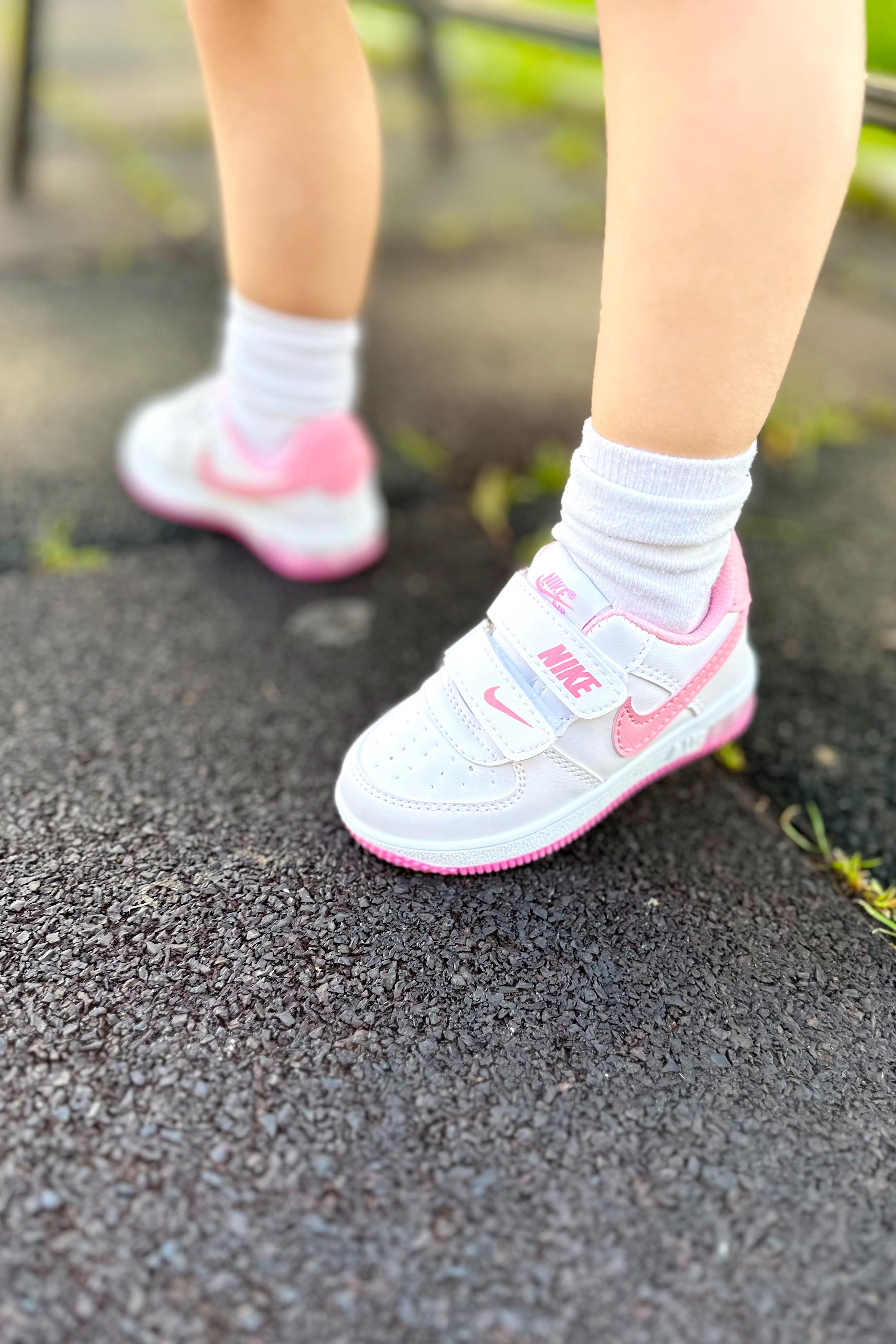 Amblem Baskılı Işıklı Çocuk Spor Ayakkabı Beyaz Pembe