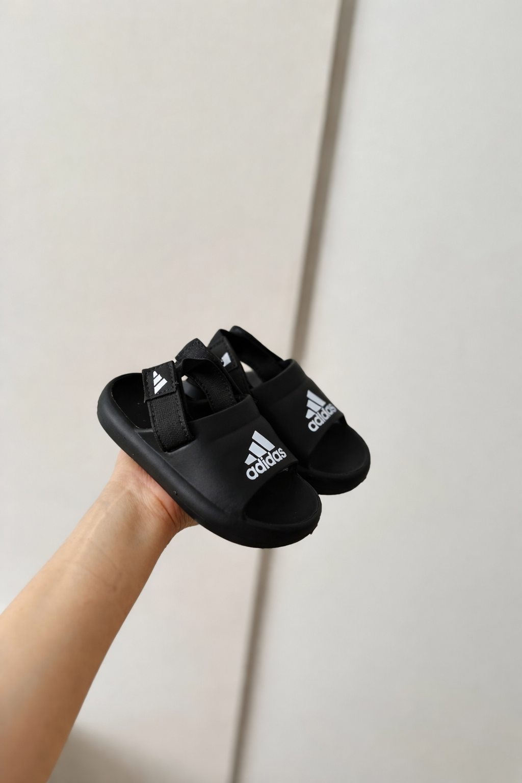 Amblem Baskılı İthal Üretim Cırtlı Siyah Terlik Sandalet