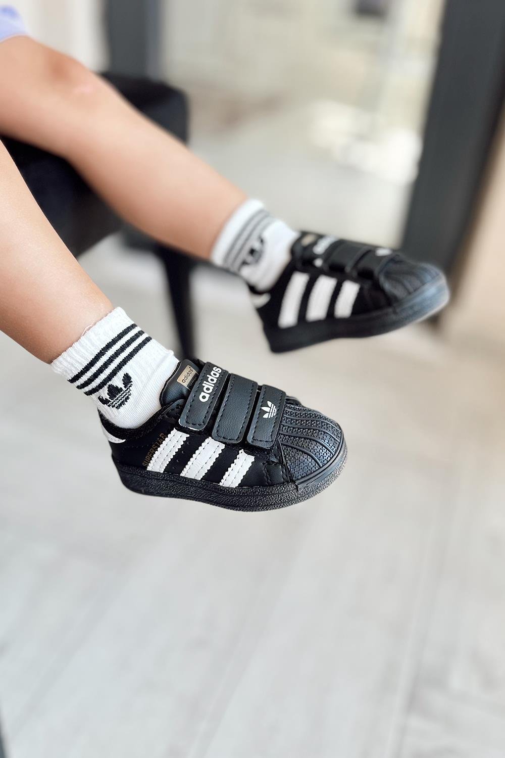 Cırtlı Yanı Siyah Şeritli Yazı Gold Çocuk Siyah Spor Ayakkabı